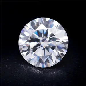 Gros plan d'une pierre de Moissanite taille brillant avec un feu et éclat intenses