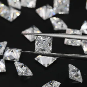 Μακροσκοπική λεπτομέρεια πέτρας moissanite princess cut με καθαρότητα VVS και λάμψη
