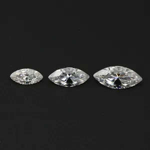 Primer plano detallado de tres piedras de moissanita talla marquise sobre fondo negro
