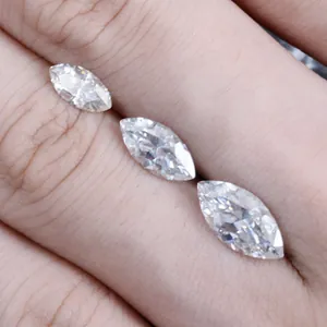 Primer plano de tres piedras sueltas de moissanita talla marquesa claridad VVS.