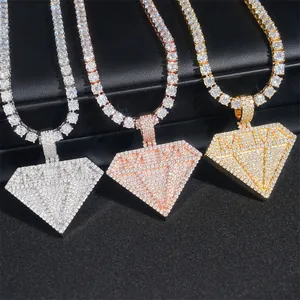 Close-up van drie iced out ruitvormige hangers met 4 mm tenniskettingen in drie kleuren