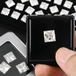 Λαμπερή τετράγωνη πέτρα μωισσανίτη princess cut σε μαύρο πολυτελές κουτί κοσμημάτων