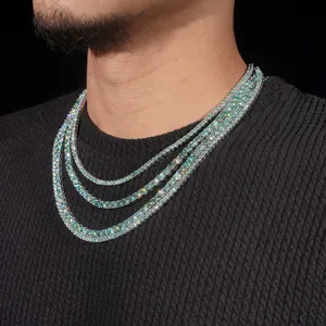 Nahaufnahme von dreilagigen S925 Silber-Tennisketten mit blau-grünen Moissaniten.
