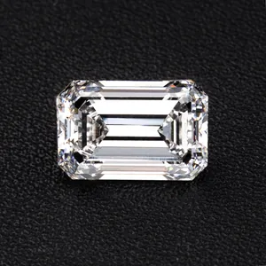 Diamante sintetico taglio smeraldo colore D pietra su fondo nero