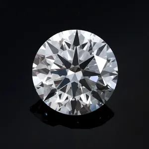 Primer plano detallado de un diamante de laboratorio talla brillante sobre fondo negro