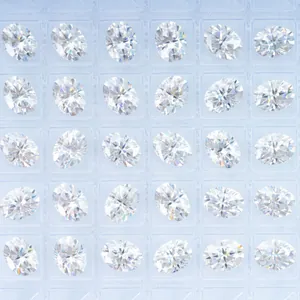 Vista macro dettagliata di trenta pietre sciolte di moissanite con taglio ovale.