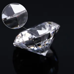 Detalle macro de la inscripción láser IGI en un diamante de laboratorio de 1ct D VVS