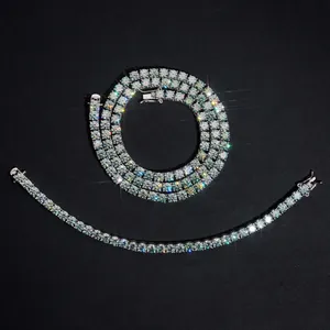 Nahaufnahme eines Tennis-Ketten-Sets aus S925 Silber mit Moissanit-Steinen.