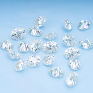 Primo piano di diamanti moissanite ovali e rotondi su tessuto di seta blu chiaro