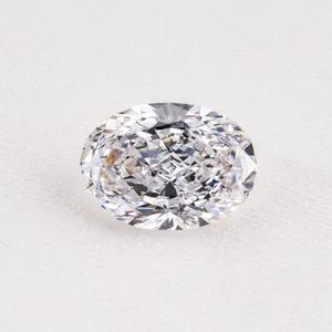 Elegante diamante sintetico con taglio ovale di colore D su uno sfondo bianco pulito