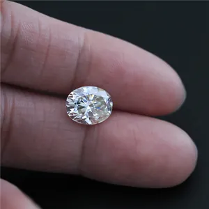 Macro di una pietra di moissanite taglio ovale con brillanti faccette di colore DF