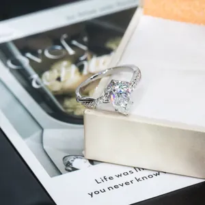Gros plan d'une bague en moissanite de 3 carats taillée en poire en argent S925