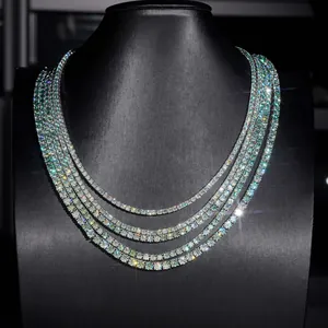 Nahaufnahme einer S925-Silber-Tenniskette mit funkelnden blaugrünen Moissanit-Steinen.