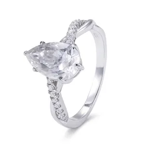 Détail élégant de la bague en argent S925 avec moissanite taille poire 3ct et anneau torsadé