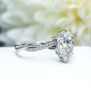 Détail d'une bague de fiançailles en moissanite taille poire 3 carats avec anneau pavé