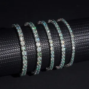 Fünf S925 Sterling Silber Tennisarmbänder mit blaugrünen Moissaniten auf schwarzem Display.