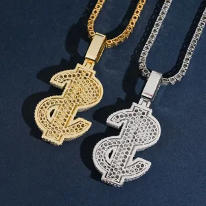 Vista dettagliata dei ciondoli a segno del dollaro in oro e argento con pietre moissanite.