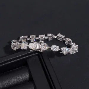 Détail rapproché des pierres de moissanite en cœur sur bracelet tennis en argent S925