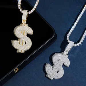 Dettaglio di ciondoli a forma di dollaro in moissanite in finitura oro e argento