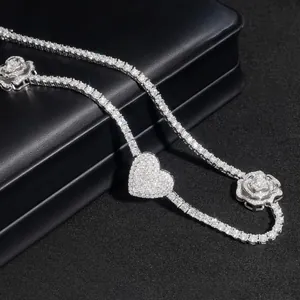 Detailansicht einer 925 Silber Tenniskette mit Moissanit Rose und Herzanhänger