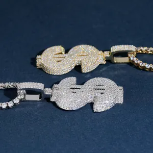 Dettaglio dei ciondoli a segno di dollaro con moissanite in finitura oro e argento