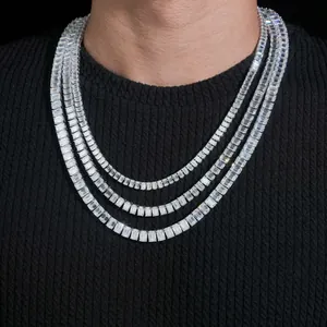 Primer plano de collares tennis de moissanita corte esmeralda en plata S925