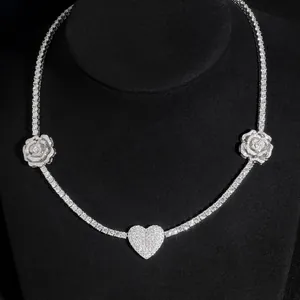 Detailansicht der Silber-Tennis-Halskette mit Herz- und Rosenanhängern aus Moissanit