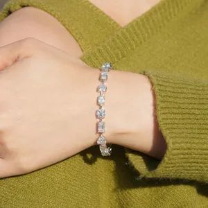 Élégant bracelet tennis en argent 925 avec moissanite multi-forme porté au poignet