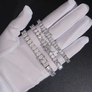 Detalle de tres pulseras tennis con corte esmeralda en plata S925 y piedras moissanita