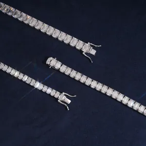 Primer plano de pulseras tennis de moissanita con corte esmeralda sobre terciopelo.