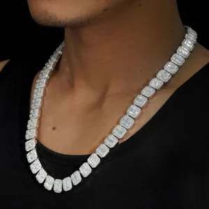 Vista detallada del collar de Moissanita de 13 mm en plata 925 sobre modelo hombre.