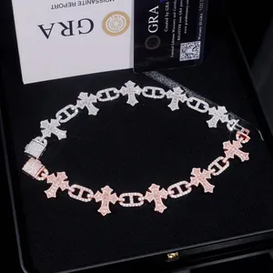 Detail van 925 zilveren moissanite kruisarmband in zwarte geschenkdoos