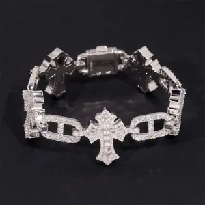 Detailopname van 925 sterling zilveren hiphoparmband met moissanite kruis links