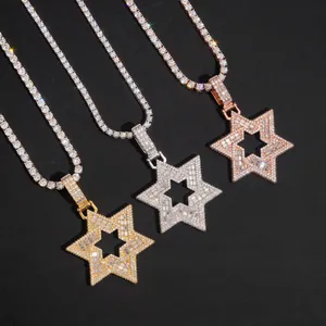 Detaillierte Ansicht von Hip-Hop-Moissanit-Sternanhängern in Gold, Silber und Rosé
