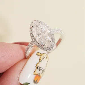 Primer plano de un anillo de compromiso de moissanita talla marquesa