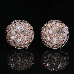 Dettaglio dei orecchini a lobo in moissanite argento S925 in stile hip-hop scintillante