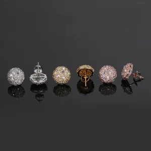 Vista dettagliata di tre paia di orecchini hip-hop in moissanite in argento, oro e oro rosa.