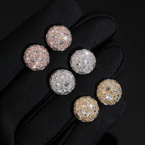 Primo piano di orecchini Moissanite in argento S925 in argento, oro e oro rosa