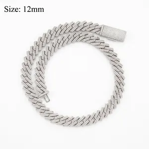 Detalle de un collar de cadena cubana de 12mm con doble fila de moissanite.