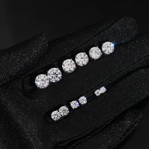 Gros plan de clous d'oreilles en moissanite de différentes tailles avec serti quatre griffes