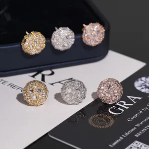 Dettaglio orecchini a lobo in moissanite oro, argento e oro rosa con certificato GRA.