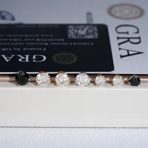 Λεπτομερής κοντινή λήψη σκουλαρικιών moissanite με 3 δόντια και πιστοποιητικό GRA