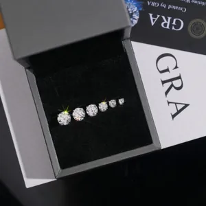 Vue détaillée de clous d'oreilles en moissanite de tailles variées dans un écrin noir élégant