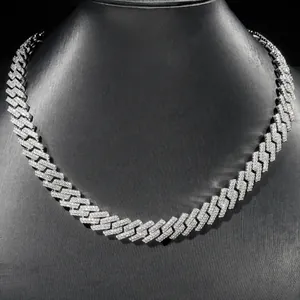 Detalle de cadena cubana de rombos de 12mm con doble hilera de moissanita