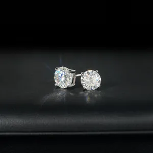 Κοντινό πλάνο κλασικών σκουλαρικιών moissanite με τέσσερα δόντια σε μαύρο δέρμα