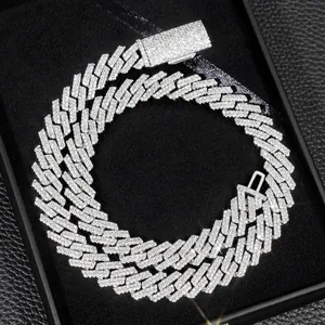 Primer plano de collar cubano de plata S925 de 12mm con pavé de piedras moissanita