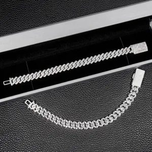 Vista macro de un collar de cadena cubana de plata S925 de 12 mm con moissanita doble