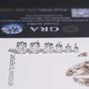 Lot de six boucles d'oreilles puces en moissanite et acier 316 avec serti quatre griffes