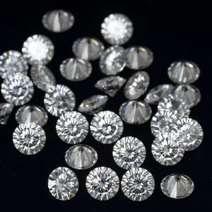Gros plan détaillé de diamants moissanite ronds VVS avec taille 16 cœurs et 16 flèches