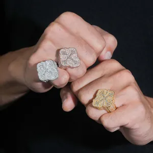 Vista detallada de tres anillos de moissanita en las manos en plata, oro y oro rosa